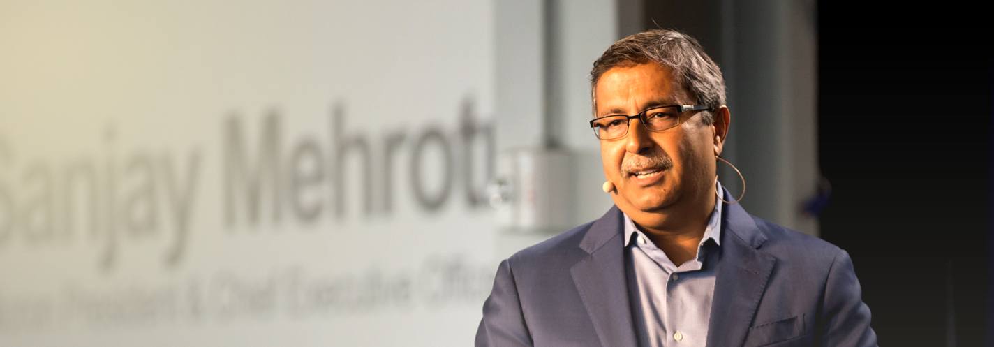 Sanjay Mehrotra 在台上发言