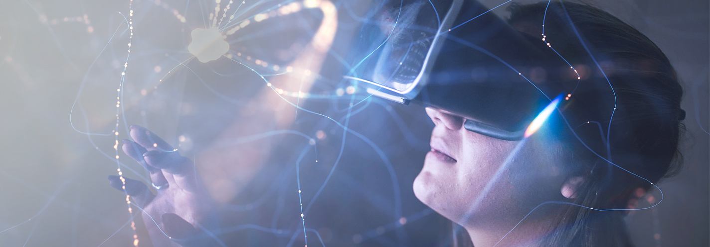 戴着 VR 头显的女士