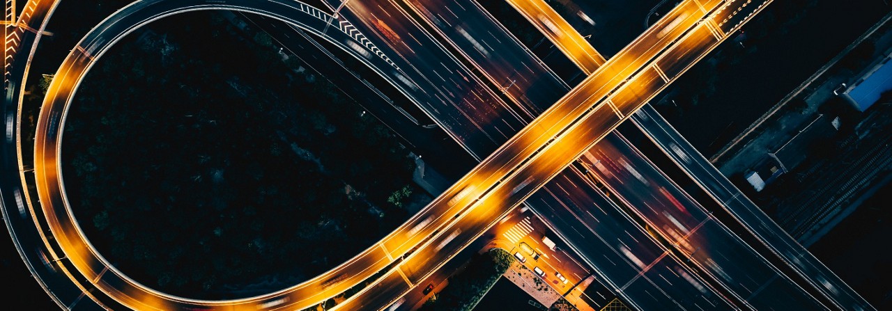 高速公路上的车流和交通灯图片