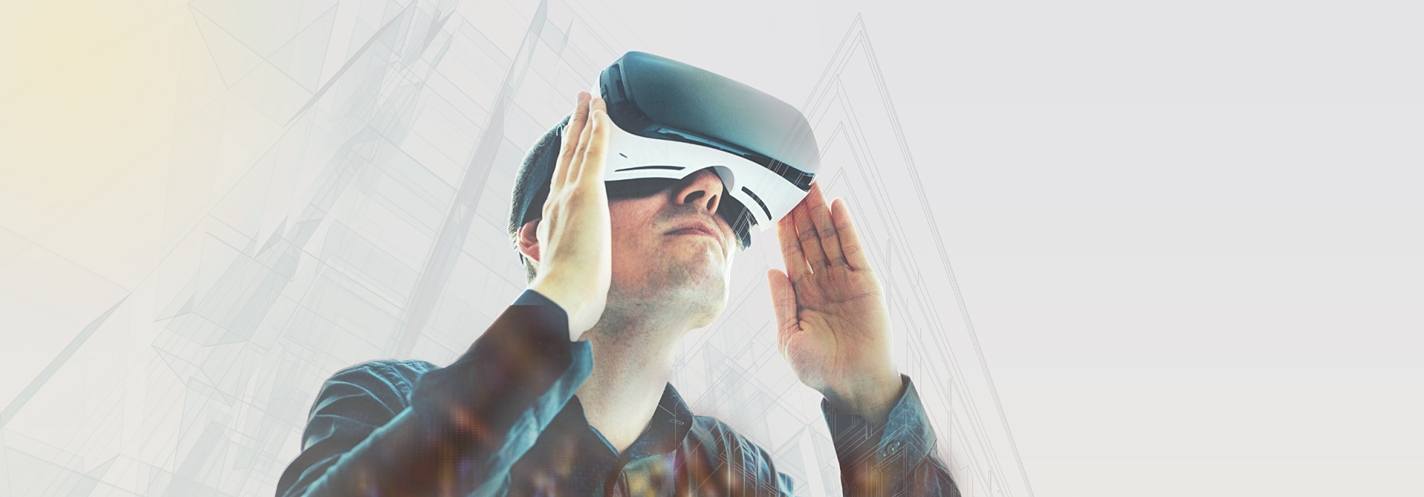 通过 VR 头戴式显示器看东西的人