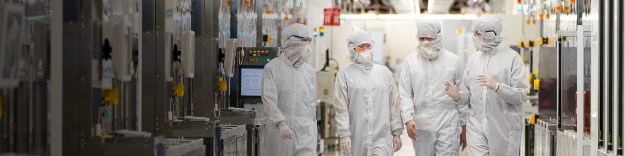 美光员工穿着洁净服交谈