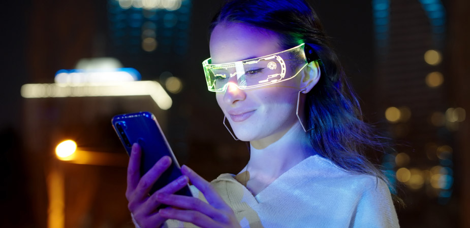 戴着 VR 眼镜看手机的女士