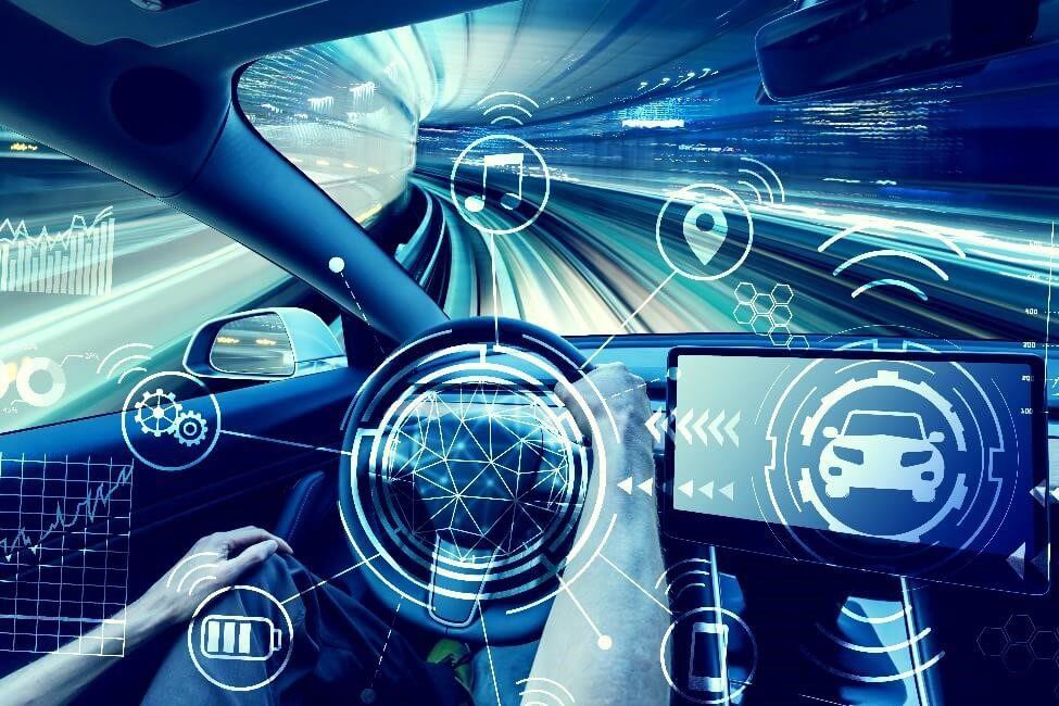 驶过隧道的汽车，其中的车载信息娱乐系统 (IVI) 功能以图标形式显示