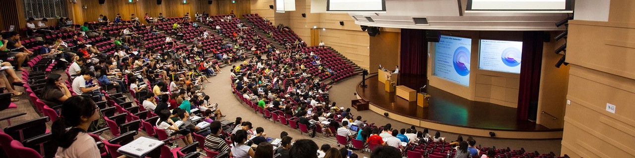 坐满学生的大型阶梯教室