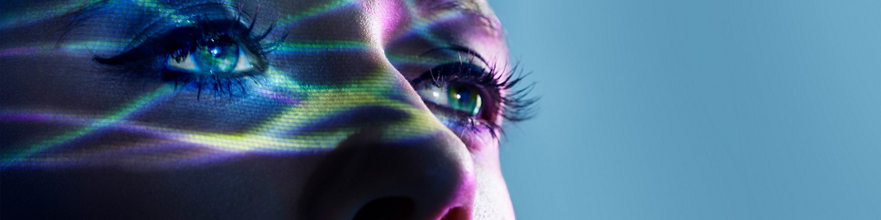 女人的眼睛上覆盖着彩色的光线