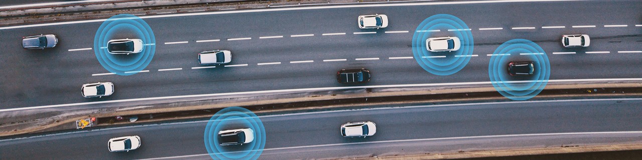 从空中俯瞰智能汽车和无人驾驶车辆在路上的景象 
