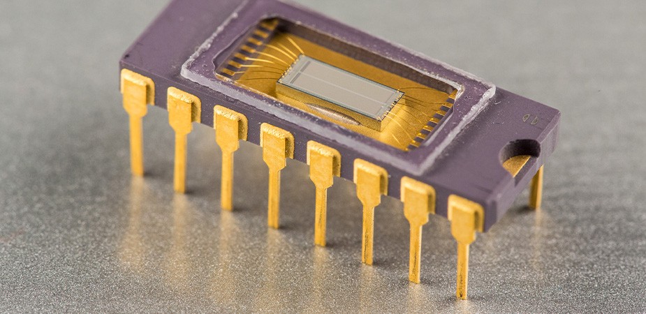 64K DRAM，呈现弯曲的黑色至紫色渐变
