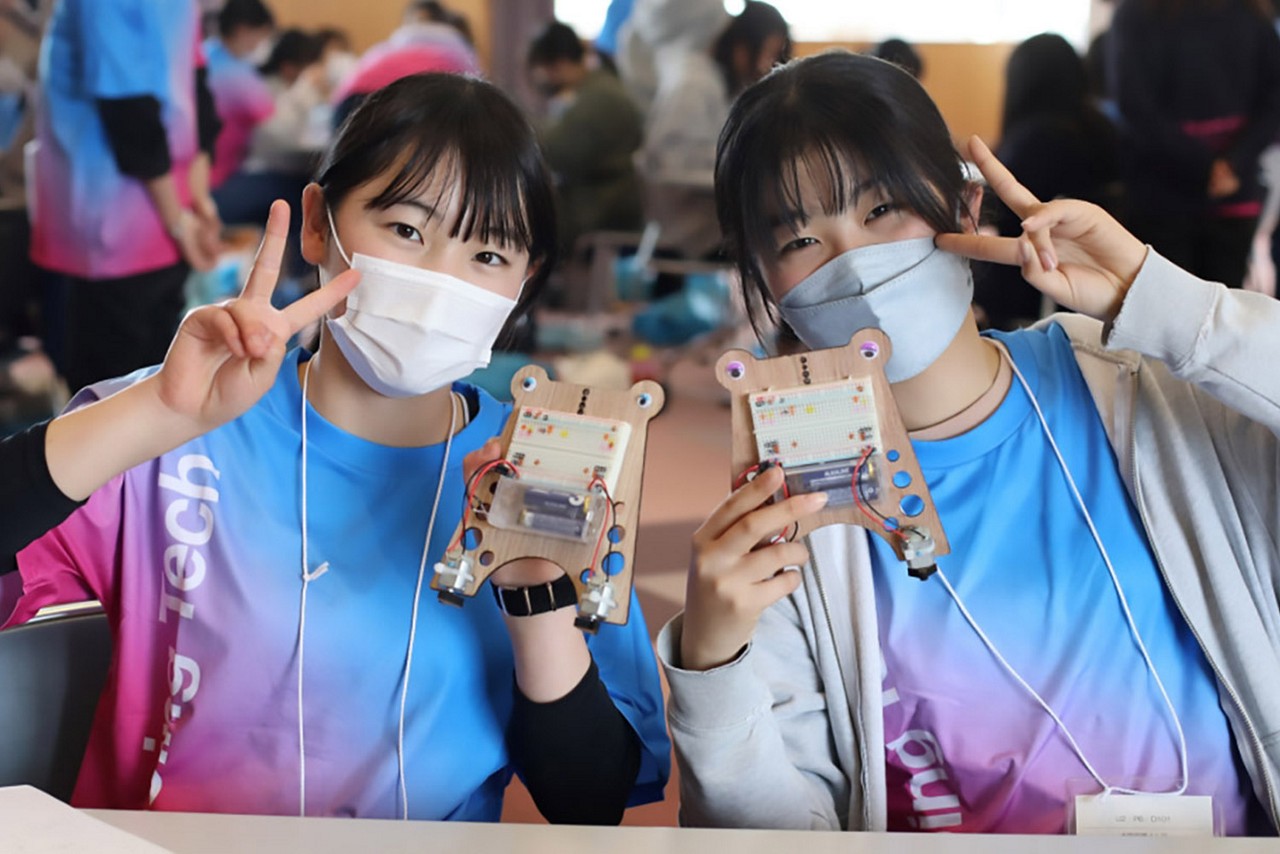 女孩惊叹于自己的 STEM 项目