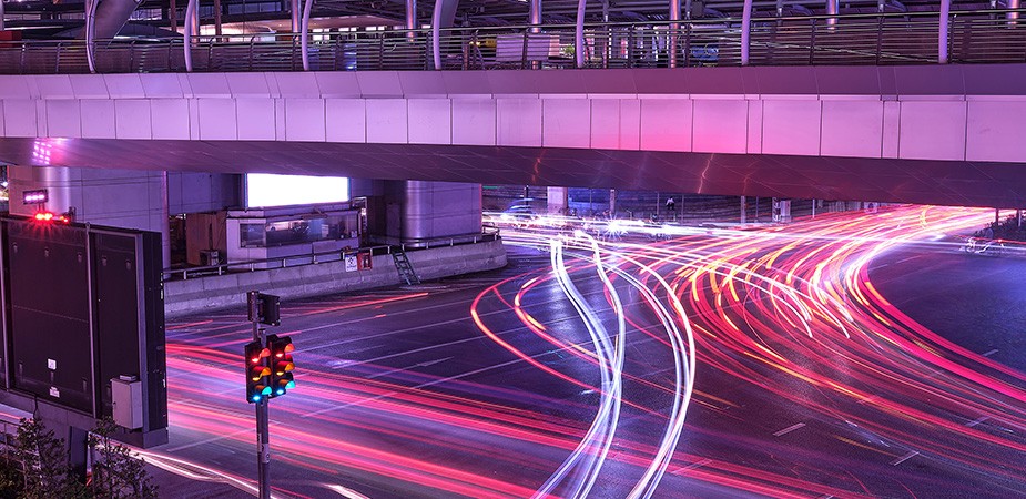 在街道中飞驰的汽车，车灯连成线条