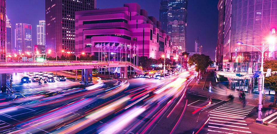 夜晚繁华的城市。车灯条纹。