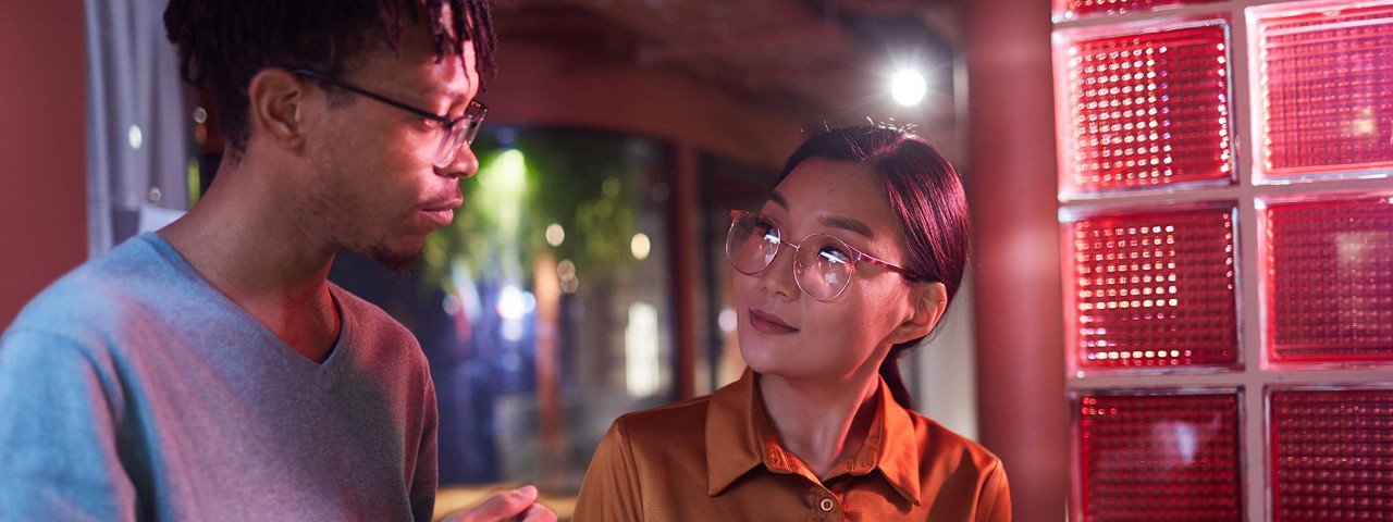 两位员工站在一起交谈  