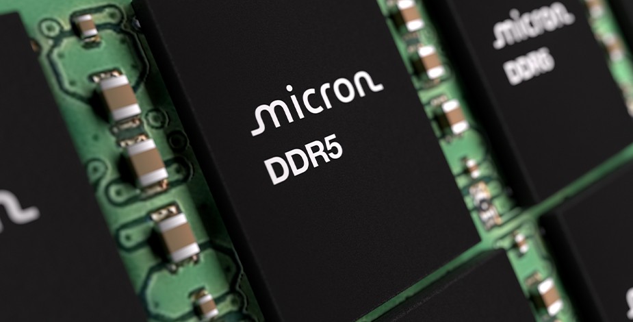 一个设备的放大图像，其中美光 DDR5 写在其中一个键上