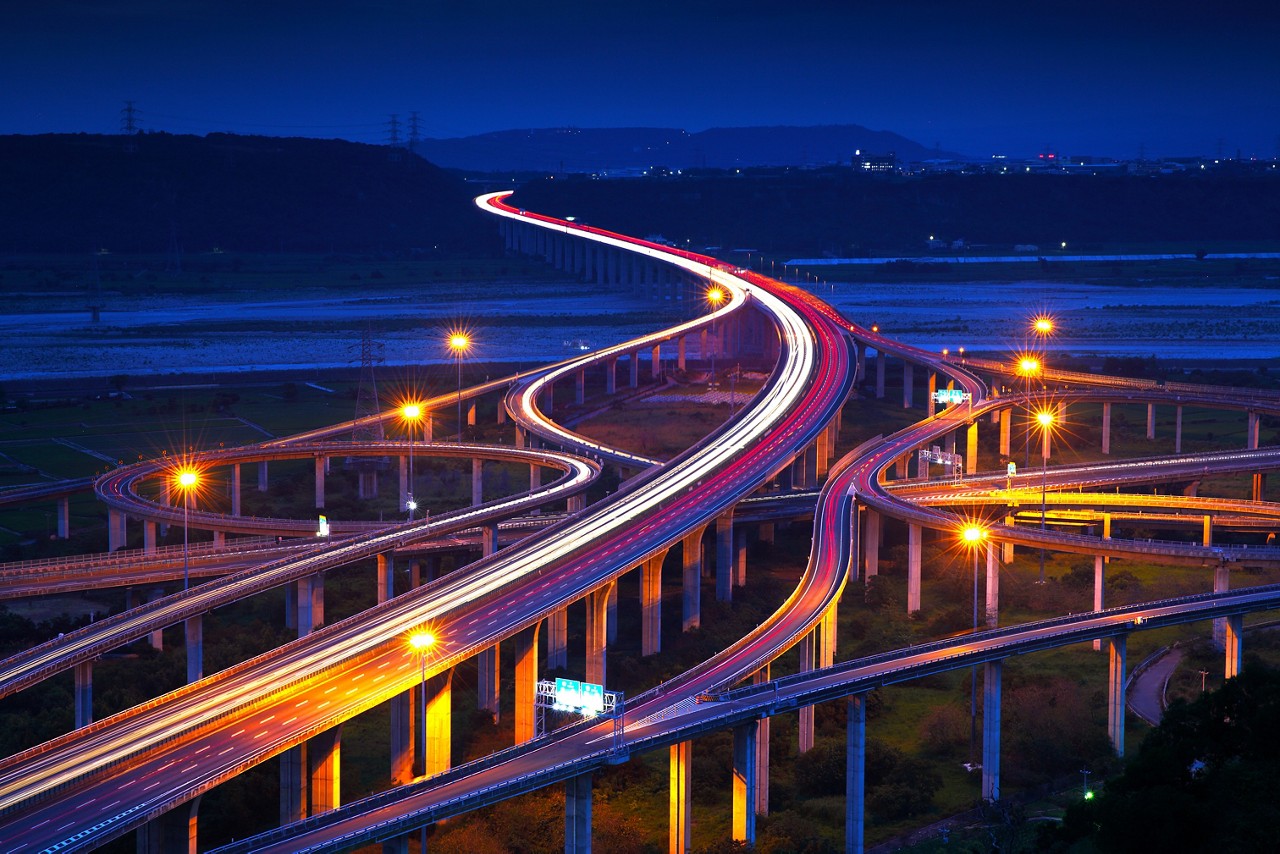 夜间高速公路上闪耀的光束